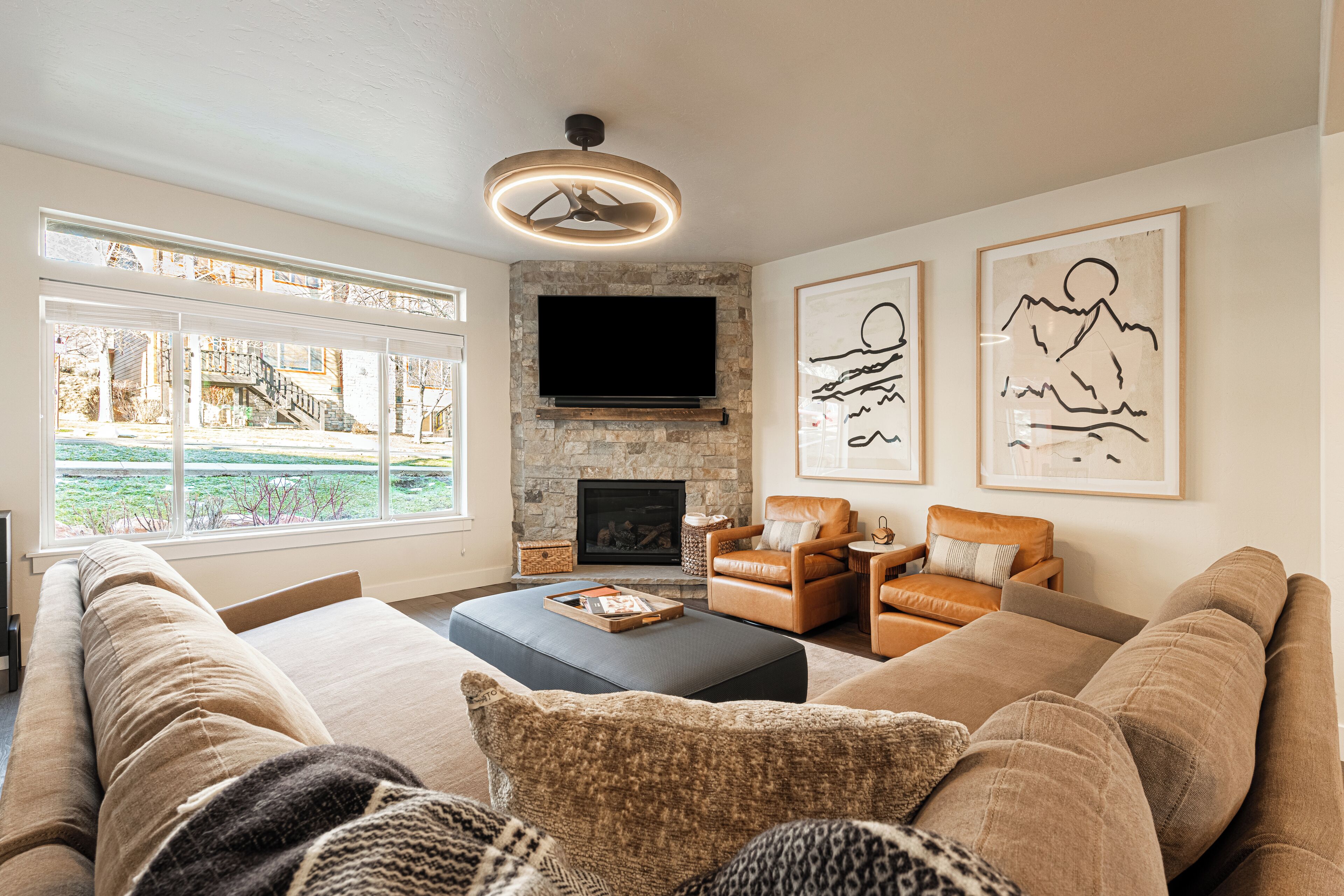 TV connectée, cheminée, table de tennis de table