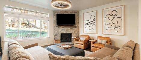 TV connectée, cheminée, table de tennis de table