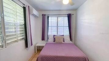 Skrivebord, wi-fi og sengetøy