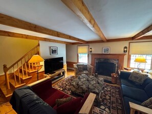 TV, fireplace, books, printers - Cinnamon Bear House - A Nature Lovers Dream, Perfect for Ski Retreats (Rangeley)