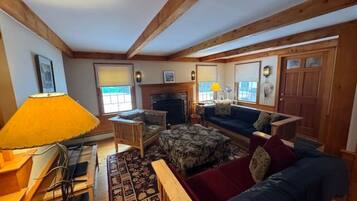 Télévision, cheminée, livres, imprimantes