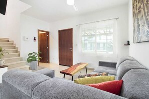 Maison Familiale, 3 chambres, climatisation | Coin séjour