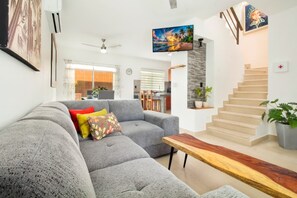 Family House, 3 Bedrooms, Air conditioning | Living area - Amplia Casa con Alberca Playa del Carmen (Playa del Carmen)