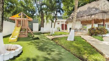 Área de juegos infantiles al aire libre