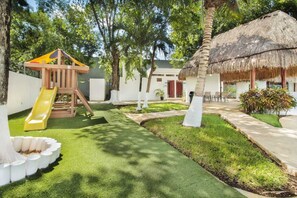 Children's play area - outdoor - Amplia Casa con Alberca Playa del Carmen (Playa del Carmen)