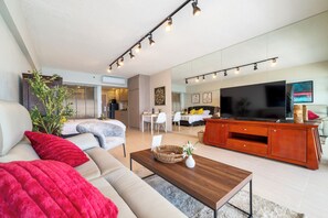 TV - Pattaya Golden Sunsets: Beach, Pool, Balcony, Gym (Muang Pattaya)