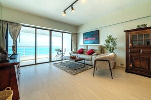 TV - Pattaya Golden Sunsets: Beach, Pool, Balcony, Gym (Muang Pattaya)