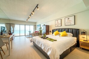 Iron/ironing board, Internet, bed sheets - Pattaya Golden Sunsets: Beach, Pool, Balcony, Gym (Muang Pattaya)