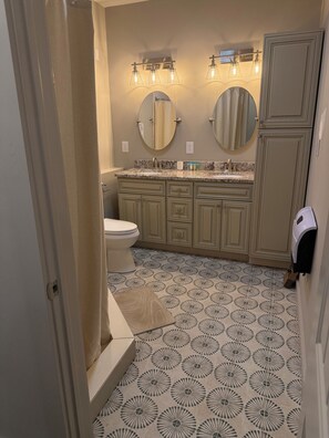 Serviettes fournies, savon, shampooing, papier de toilette