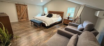 Cozy 1-bedroom apartment in lovely Loudon with hot tub