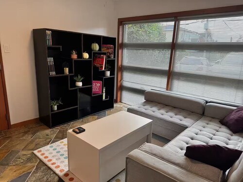 Cozy One-Bedroom Guest Unit in Ladner. King-size