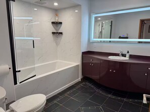 Toalhas de banho, sabonete, papel higiênico