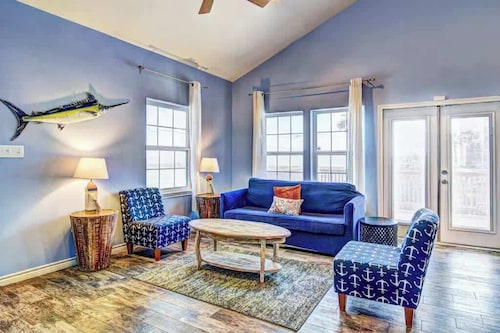 Coastal Chill Spot - Cozy 2BR Villa By The Beach