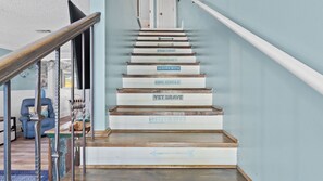 Eine Treppe mit motivierenden Sprüchen auf jeder Stufe.