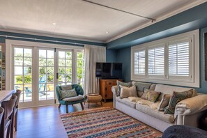 Living area - Art Cottages — Three Private Suites in Oneroa (Waiheke Island)