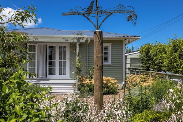 Exterior detail - Art Cottages — Three Private Suites in Oneroa (Waiheke Island)