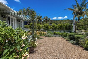 Property grounds - Art Cottages — Three Private Suites in Oneroa (Waiheke Island)