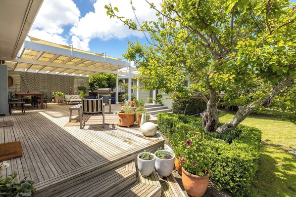 Outdoor dining - Art Cottages — Three Private Suites in Oneroa (Waiheke Island)