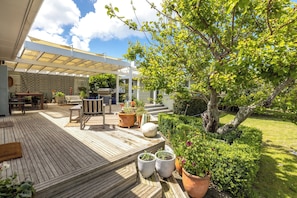 Outdoor dining - Art Cottages — Three Private Suites in Oneroa (Waiheke Island)