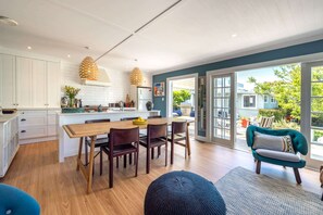 Dining - Art Cottages — Three Private Suites in Oneroa (Waiheke Island)