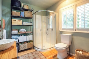 Bathroom - Art Cottages — Three Private Suites in Oneroa (Waiheke Island)