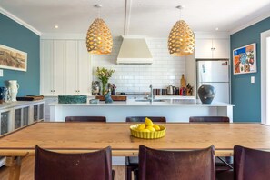Dining - Art Cottages — Three Private Suites in Oneroa (Waiheke Island)