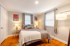 Tabla de planchar con plancha, wifi y ropa de cama 