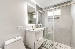 Regadera, secadora de cabello, toallas, jabón 