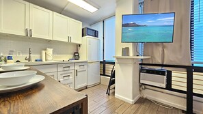Microwave, stovetop, coffee/tea maker, toaster - WG 300 — Cozy Queen Bed Studio 2 mins Walk to Waikiki Beach (Honolulu)