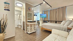 Iron/ironing board, free WiFi, bed sheets, wheelchair access - WG 300 — Cozy Queen Bed Studio 2 mins Walk to Waikiki Beach (Honolulu)