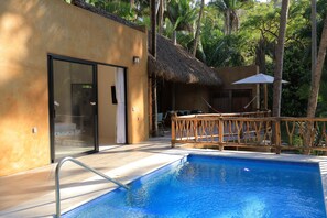 Una piscina al aire libre, una piscina climatizada