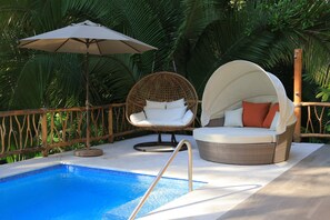 Una piscina al aire libre, una piscina climatizada