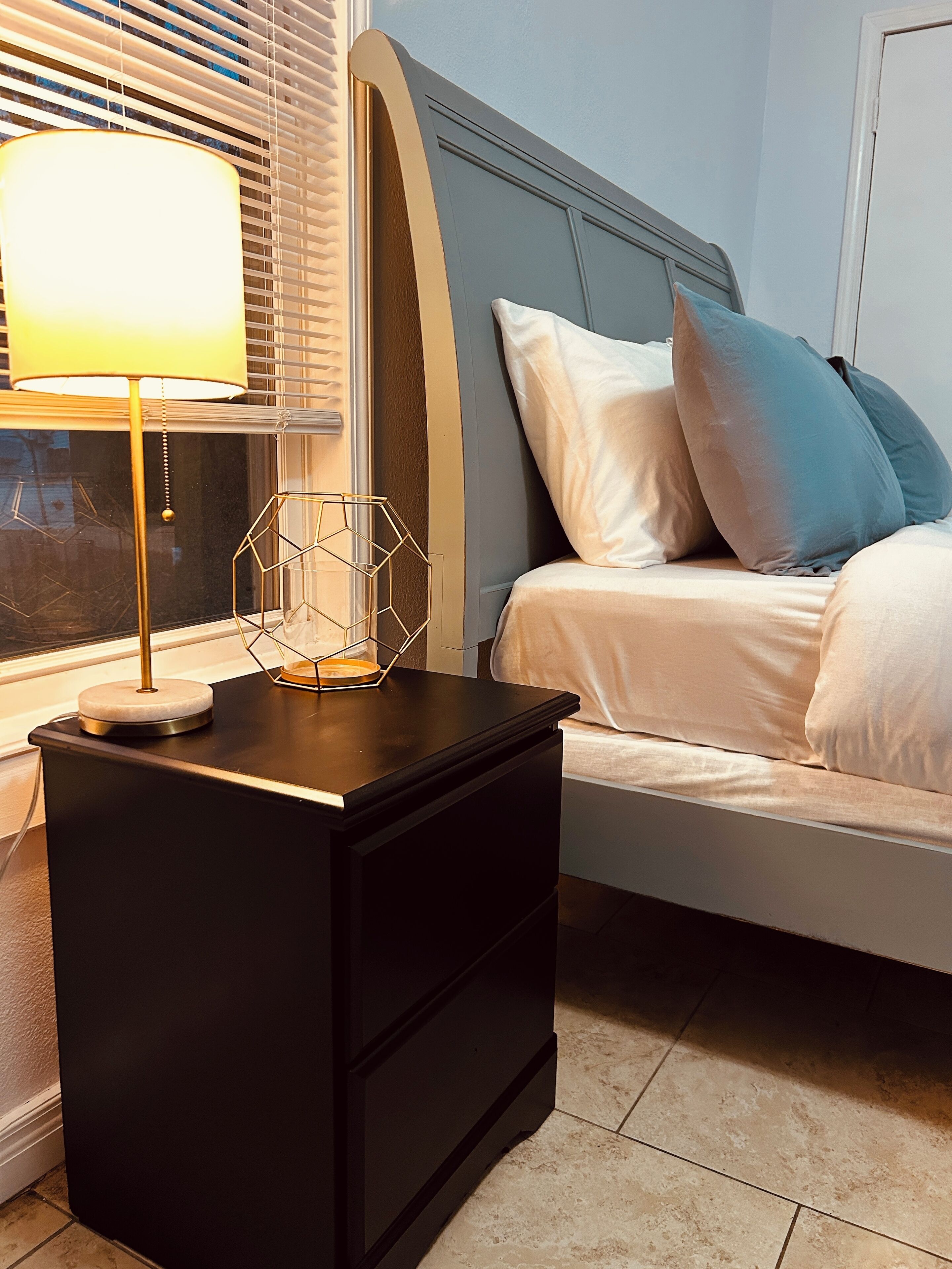 Fer et planche à repasser, accès Internet, draps fournis