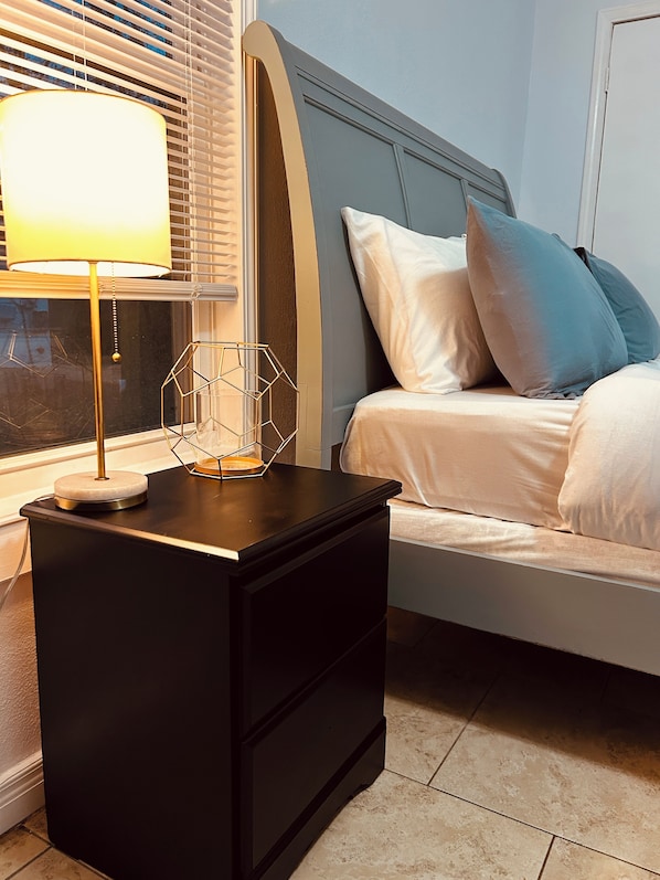 Tabla de planchar con plancha, acceso a internet y ropa de cama