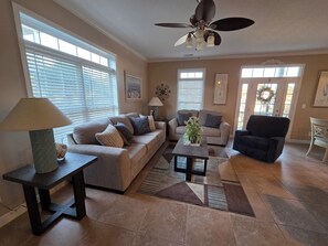 Living area - Spacious 5-bedroom house with pool near ocean and amenities in Murrells Inlet (Murrells Inlet)