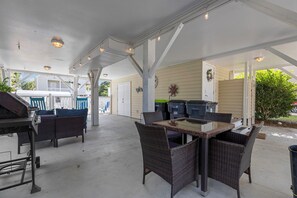 Outdoor dining - Spacious 5-bedroom house with pool near ocean and amenities in Murrells Inlet (Murrells Inlet)