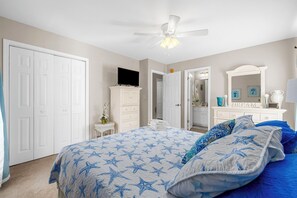 Iron/ironing board, WiFi, bed sheets - Spacious 5-bedroom house with pool near ocean and amenities in Murrells Inlet (Murrells Inlet)