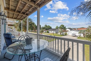 Outdoor dining - Spacious 5-bedroom house with pool near ocean and amenities in Murrells Inlet (Murrells Inlet)