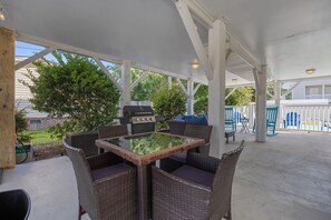 Outdoor dining - Spacious 5-bedroom house with pool near ocean and amenities in Murrells Inlet (Murrells Inlet)