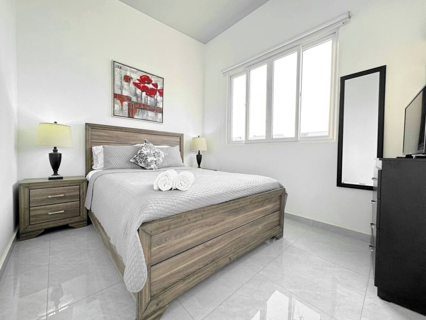 Tabla de planchar con plancha, wifi y ropa de cama 
