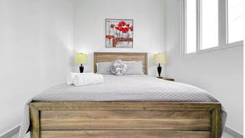 Tabla de planchar con plancha, wifi y ropa de cama