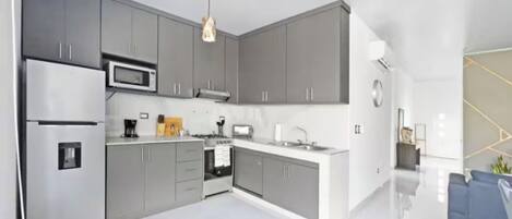 Kühlschrank, Mikrowelle, Ofen, Herdplatte