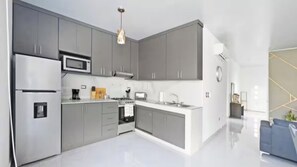 Jääkaappi, mikroaaltouuni, uuni, liesi