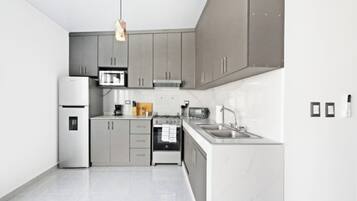 Réfrigérateur, micro-ondes, four, plaque de cuisson