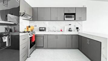 Jääkaappi, mikroaaltouuni, uuni, liesi