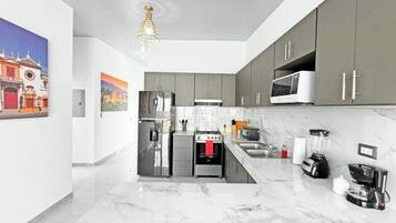 Køleskab, mikrobølgeovn, ovn, kogeplade