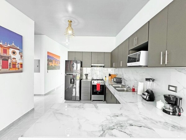 Een koelkast, een microgolfoven, een oven, een kookplaat