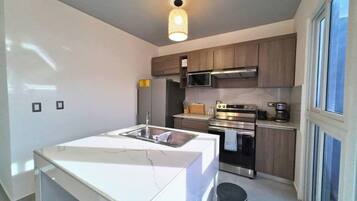 KĂŒhlschrank, Mikrowelle, Ofen, Herdplatte