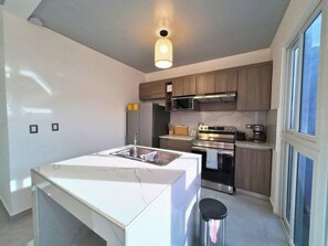 Réfrigérateur, micro-ondes, four, plaque de cuisson