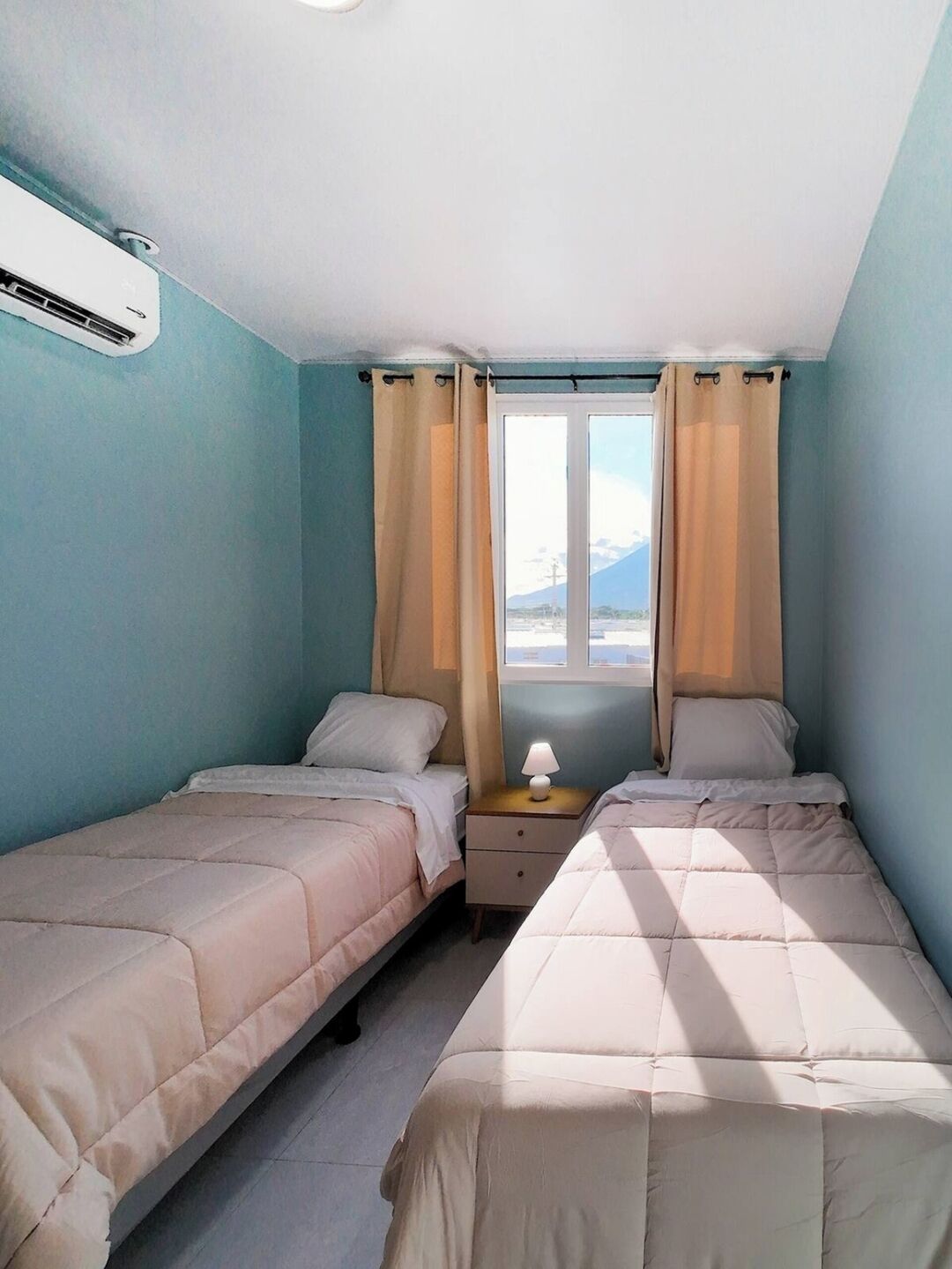 Silitysrauta/-lauta, vauvan matkasänky, Wi-Fi, vuodevaatteet